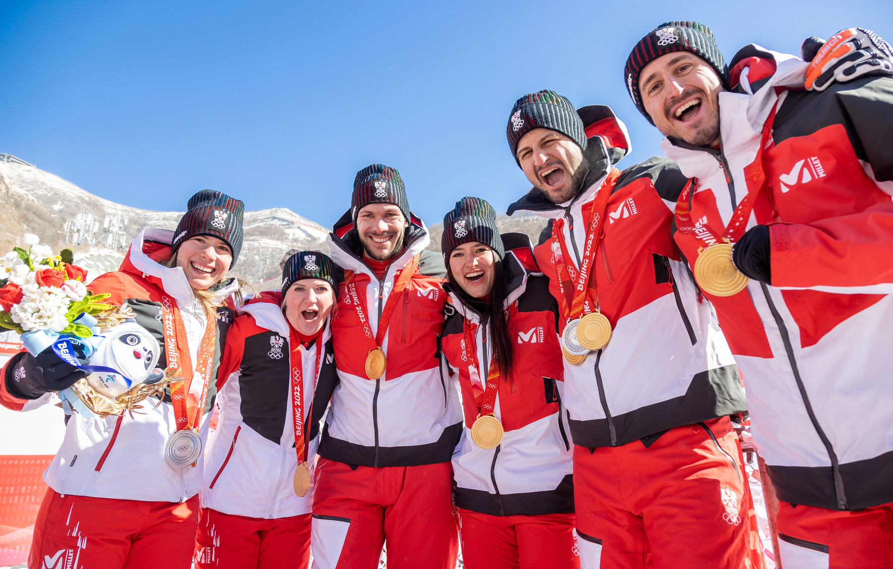 YANQING,CHINA,20.FEB.22 - OLYMPICS, ALPINE SKIING - Winter Olympic Games Beijing 2022, mixed team parallel. Image shows Katharina Liensberger, Katharina Truppe, Michael Matt, Katharina Huber, Johannes Strolz and Stefan Brennsteiner (AUT). Keywords: medal. Photo: GEPA pictures/ Harald Steiner