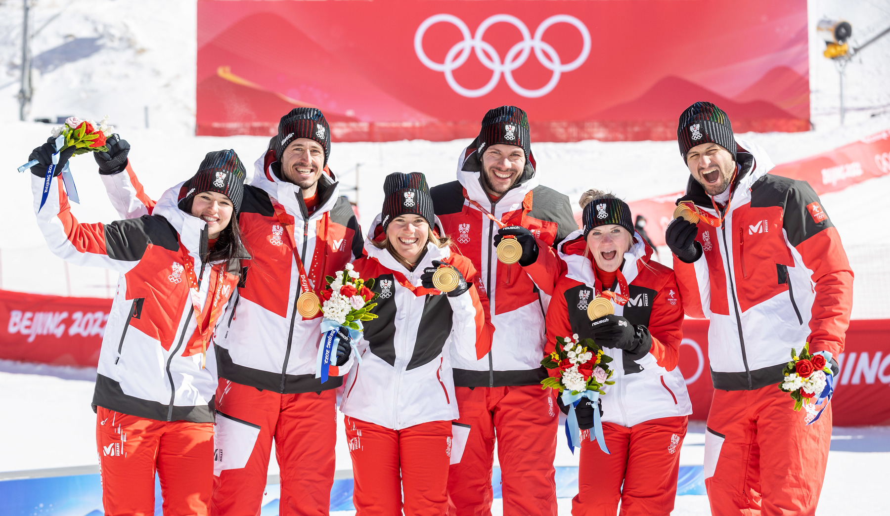 YANQING,CHINA,20.FEB.22 - OLYMPICS, ALPINE SKIING - Winter Olympic Games Beijing 2022, mixed team parallel. Image shows Katharina Huber, Stefan Brennsteiner, Katharina Liensberger, Michael Matt, Katharina Truppe and Johannes Strolz (AUT). Keywords: medal. Photo: GEPA pictures/ Harald Steiner